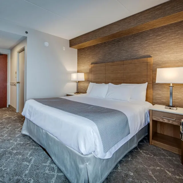 غرفة قياسية بسرير كينج وسرير كوين، Monte Carlo Inn Vaughan Suites 3/6