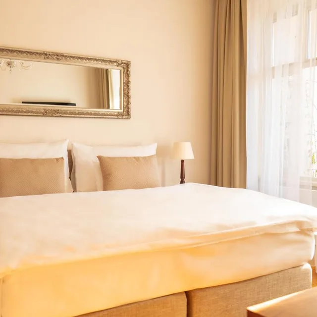 Superior, Double or Twin Bed, Hotel Golden Key Prague 2/8