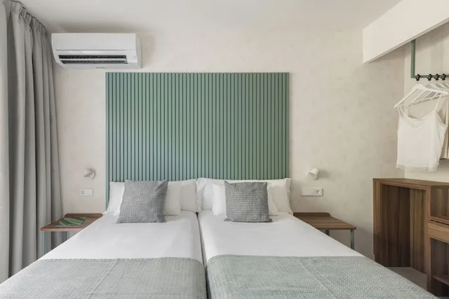 غرفة بسريرين منفصلين بشرفة، Eurosalou Hotel 1/10
