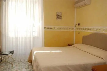 غرفة اقتصادية بسرير كوين، Hotel Amalfi 10/10