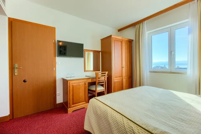غرفة بسرير مزدوج بإطلالة على البحر، Hotel Villa Dvor 3/6