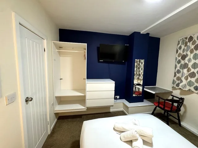 Comfort, Apartment, Queen Bed, Private Bathroom, Crofton House Hotel 2/4