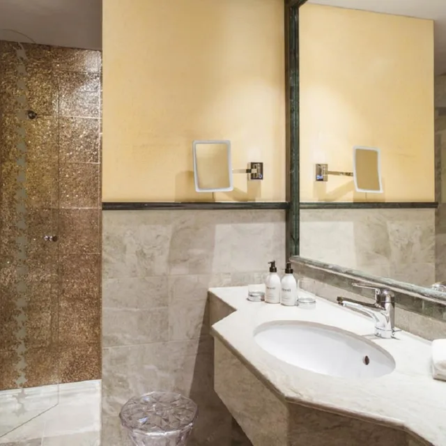 Deluxe, King Bed, Partial Lake View، Eden Roc 8/9