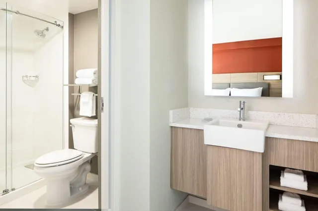 جناح بسريرين كوين بإطلالة على المدينة مع أريكة، SpringHill Suites Dallas Downtown/West End 3/5