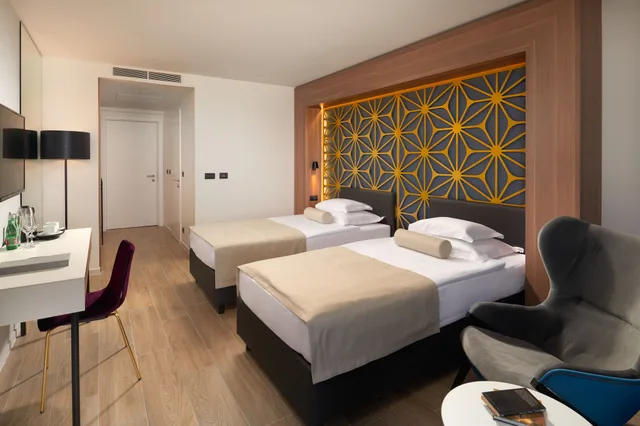 غرفة سوبيريور بسرير كينج مع أريكة، Amphora Hotel 3/3