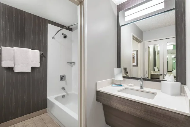 غرفة بسريرين كوين بشرفة مع أريكة، Courtyard Reno 2/2
