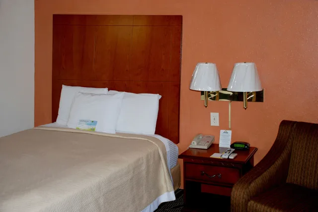 غرفة قياسية بسرير كوين، Days Inn By Wyndham Dyersburg 4/4