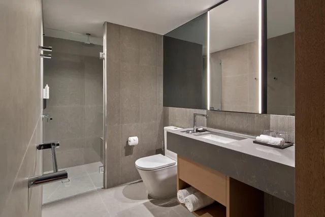 Courtyard, Guest Room, Premium, King Bed, Terrace، Courtyard by Marriott Melbourne Flagstaff Gardens 2/3