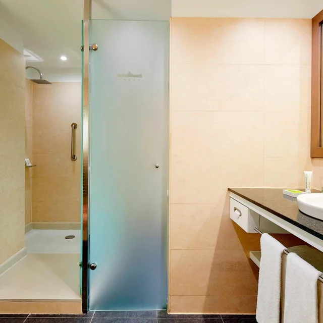 Contemporary, Premium, King Bed, Beach Front، Le Meridien Ra Beach Hotel And Spa 2/3