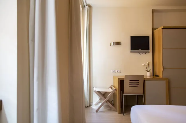 جناح جونيور، HOTEL ANTICO BORGO 4/6
