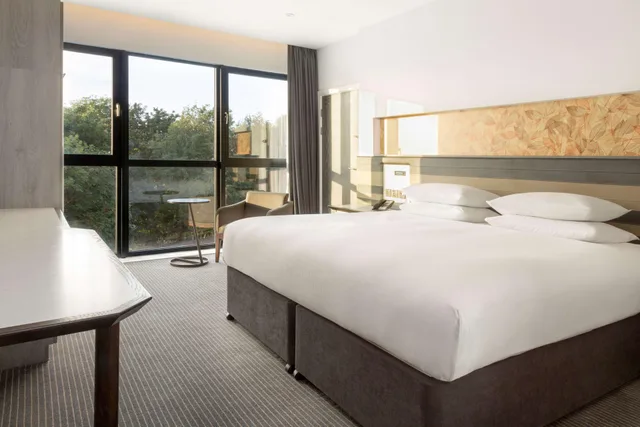 غرفة ديلوكس بسرير مزدوج بإطلالة، Doubletree By Hilton Edinburgh Queensferry Crossing 3/3