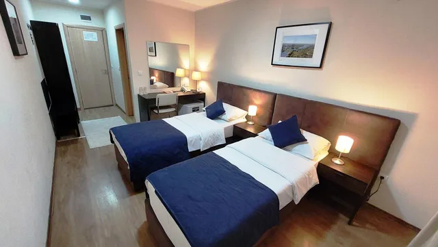 غرفة بسريرين منفصلين بشرفة، Villa Panorama 5/10