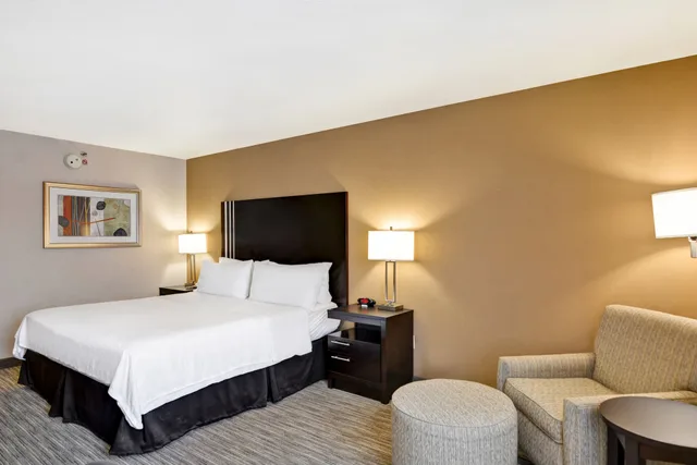غرفة قياسية بسرير كينج، Holiday Inn Express Hotel and Suites Milwaukee-New Berlin 5/7