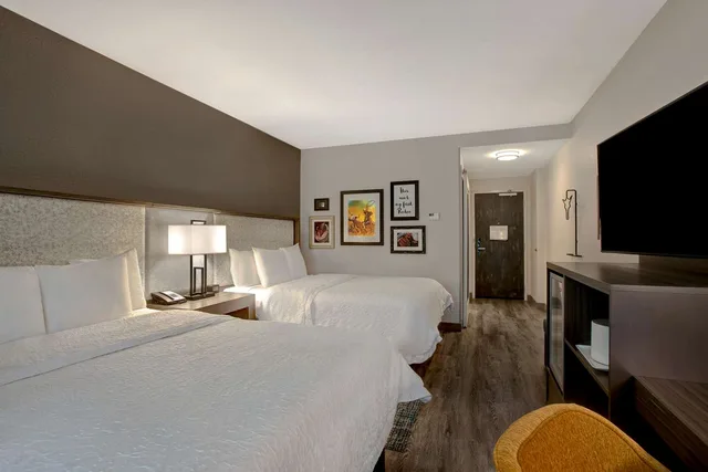 غرفة بسرير كوين، Hampton Inn & Suites San Antonio Riverwalk 2/4