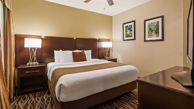 جناح رئاسي بسرير كينج بحوض جاكوزي، Best Western Plus Russellville Hotel & Suites 3/6