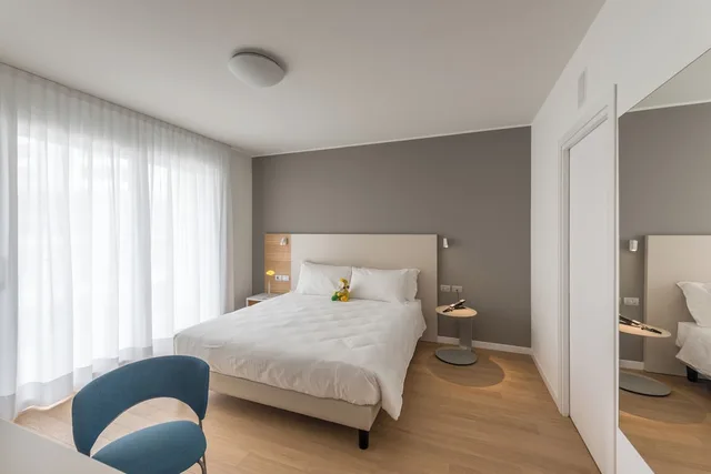 3 Bedrooms, Grand, Apartment, 3 Queen Beds, City View, Hesperia Hotel & Residence 2/4