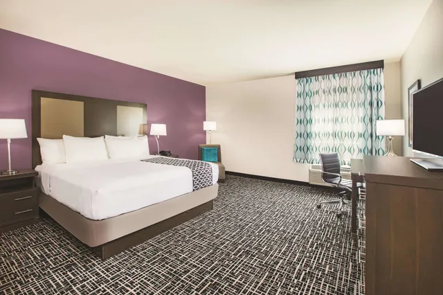 Room, King Bed, La Quinta Inn & Suites by Wyndham Dallas Plano - The Colony 1/3