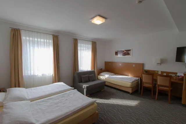 غرفة قياسية ثلاثية بسريرين منفصلين مع أريكة، HOTEL LINDLEINSMUHLE 1/3