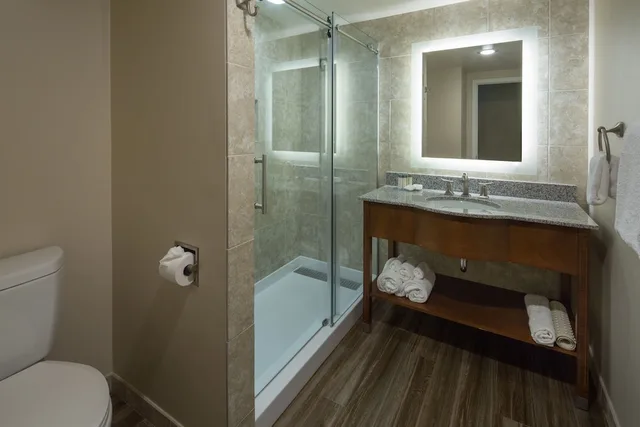 غرفة قياسية بسرير كينج، The Normandy Inn 7/9