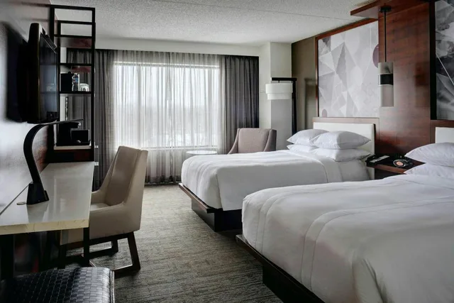 غرفة بسريرين مزدوجين مع دخول الصالة، Marriott East Lansing At University Place 2/4