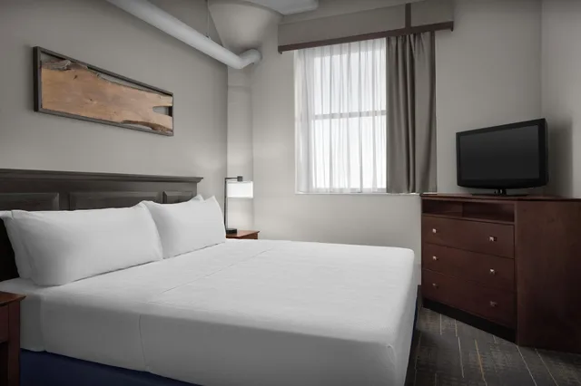 2 Bedrooms, Suite, King Bed, Accessible, The Suites Hotel at Waterfront Plaza 2/4