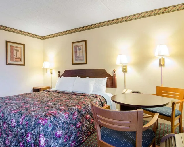 غرفة بسرير كينج لذوي الإعاقة، Rodeway Inn Norcross GA 1/1