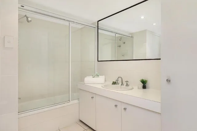 غرفة بسرير كوين وسريرين منفصلين بإطلالة على البحر بغرفتي نوم، ELOUERA TOWER BEACHFRONT APARTMENTS 6/7