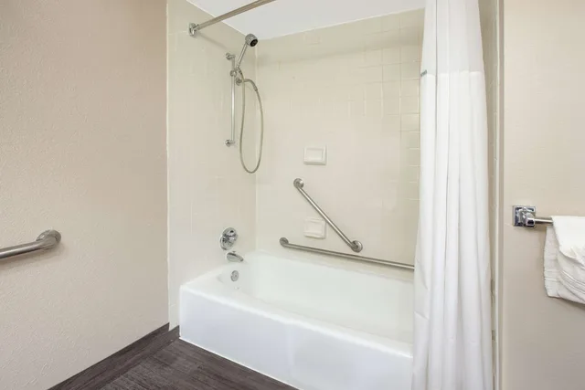 غرفة بسرير كينج لذوي الإعاقة، Baymont by Wyndham Grand Rapids Near Downtown 2/2