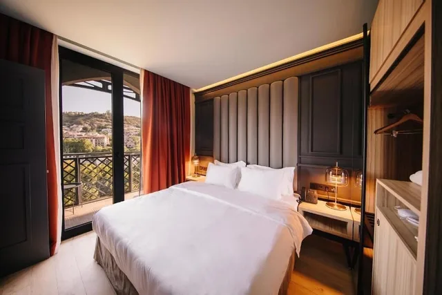 غرفة عائلية بسرير مزدوج وسريرين منفصلين بإطلالة على النهر بشرفة، Sandali Metekhi Boutique hotel 2/8