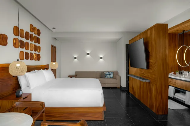 غرفة بسرير كينج بإطلالة جزئية على البحر، Conrad Tulum Riviera Maya 2/8
