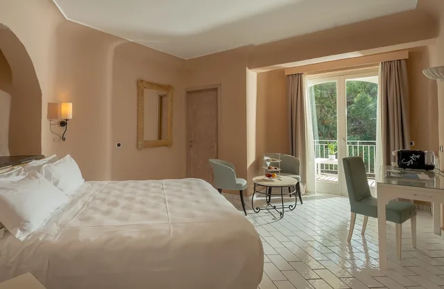 غرفة سوبيريور بإطلالة على الحديقة بشرفة، Therasia Resort Sea And Spa 1/5