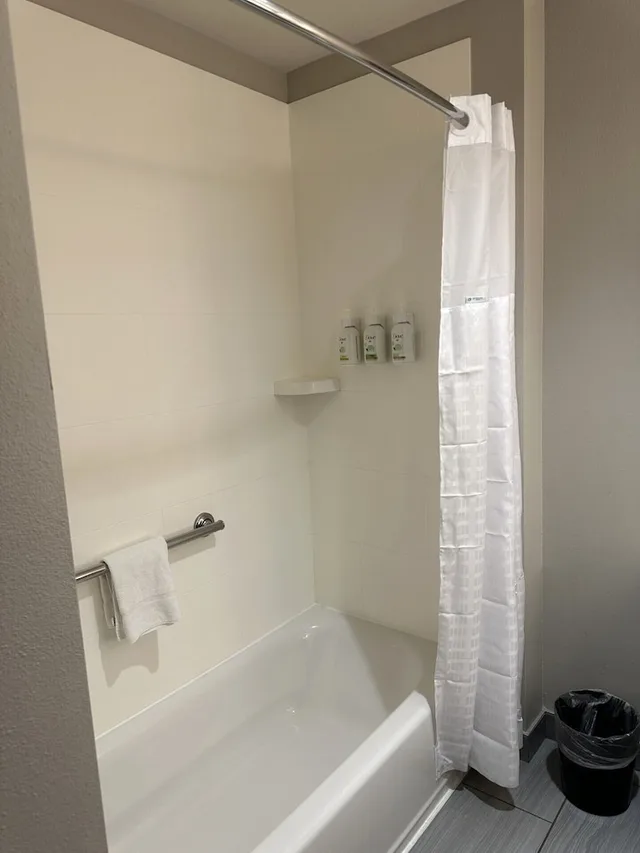 غرفة ديلوكس بسرير كينج مع أريكة، La Quinta Inn & Suites By Wyndham Terre Haute 5/6