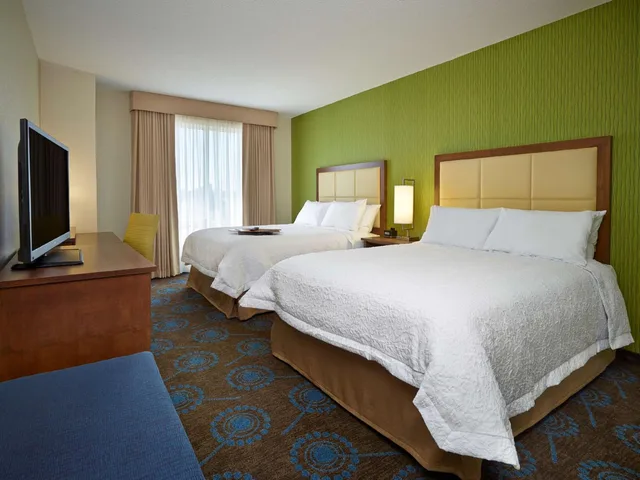 غرفة بسرير كينج وسريرين كوين، HAMPTON INN BY HILTON HALIFAX DOWNTOWN 3/7
