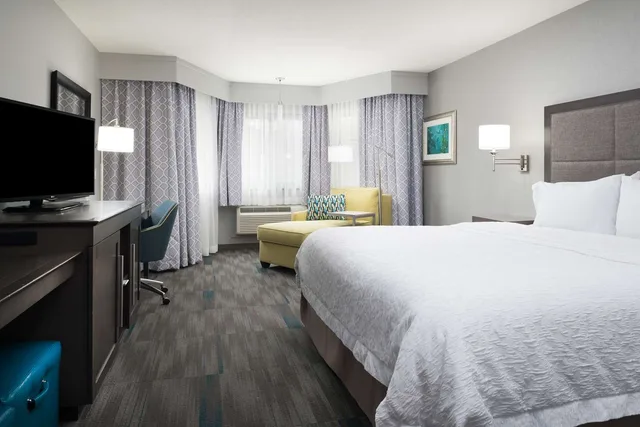 غرفة تنفيذية بسرير كينج، Hampton Inn Monterey 1/3