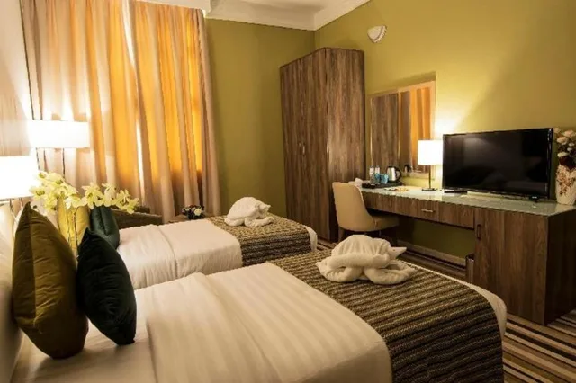 جناح ديلوكس كبير بسرير كينج بإطلالة على المدينة بغرفة نوم واحدة، Royal View Hotel 3/6