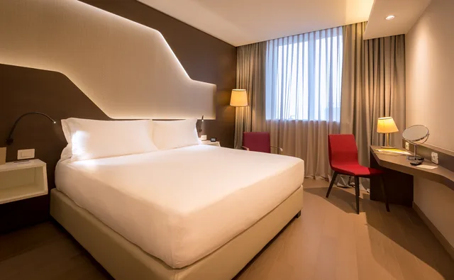 غرفة مفردة بسرير كينج، Doubletree By Hilton Hotel Yerevan City Centre 1/3