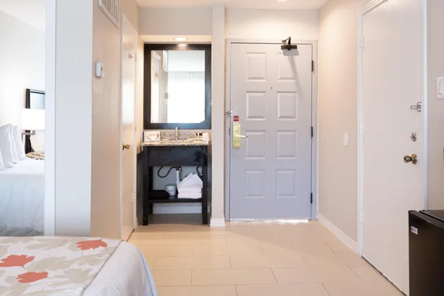 غرفة بسريرين مزدوجين بحوض استحمام لذوي الإعاقة، Craigshire Suites - Arlington 4/4