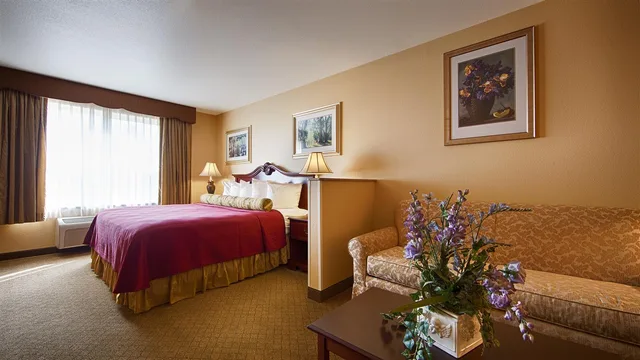 جناح بسرير كينج مع أريكة بحوض جاكوزي، Best Western Penn-Ohio Inn & Suites 1/2