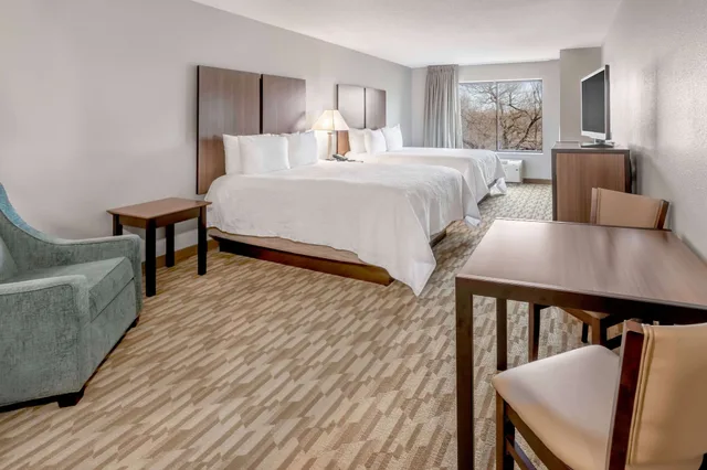 غرفة قياسية بسريرين كوين بإطلالة على النهر، Riverview Inn & Suites, Ascend Hotel Collection 2/8