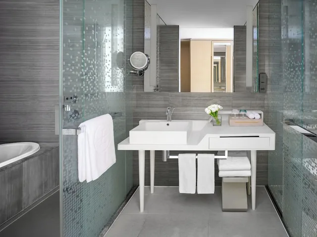 Club, Executive, Twin Beds, Langham Place Hotel Guangzhou 7/10