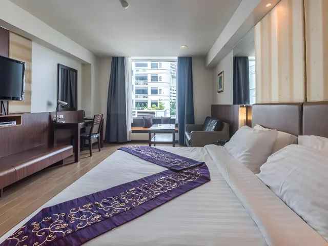 Deluxe, King Bed, Large, Smoking, DYNASTY GRANDE HOTEL 2/4