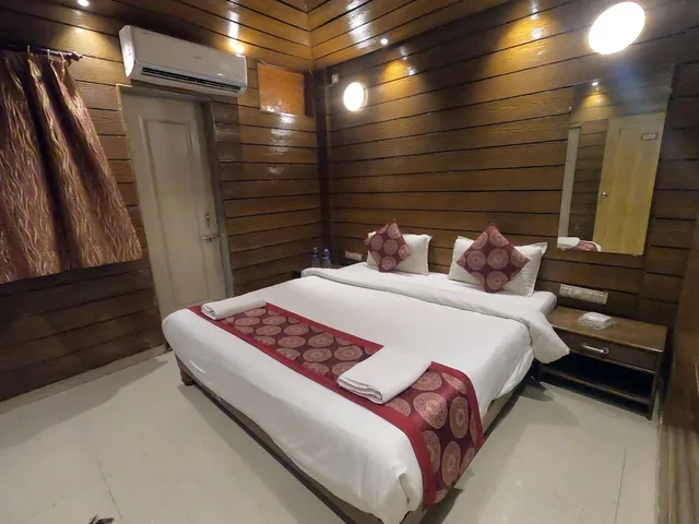 Wooden, King Bed، Hill Forest Resort 2/7
