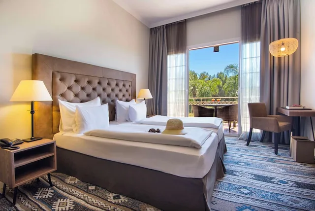 غرفة بسريرين منفصلين بإطلالة على المسبح مع أريكة، Lindner Golf Resort Portals Nous 4/9