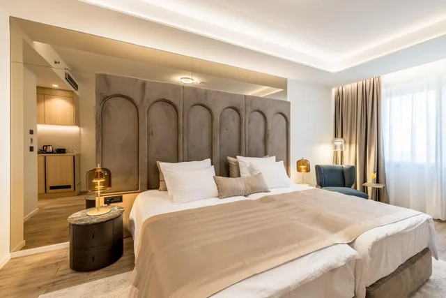 جناح فاخر بشرفة بجاكوزي، Atrium Hotel 1/5