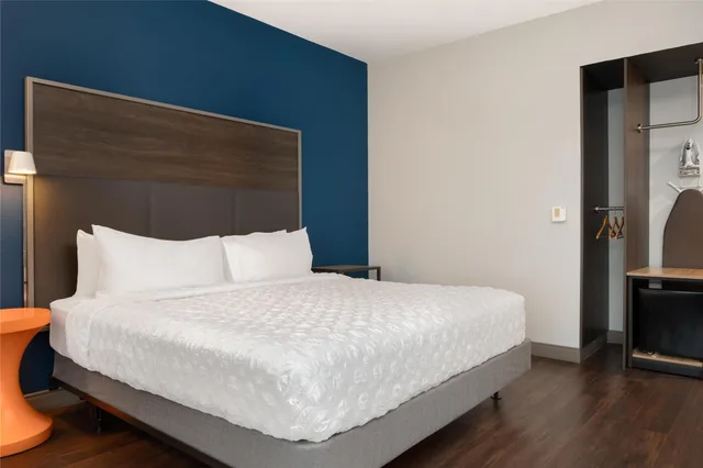 غرفة بسرير كينج بحوض استحمام لذوي الإعاقة، Tru by Hilton Brunswick 1/3