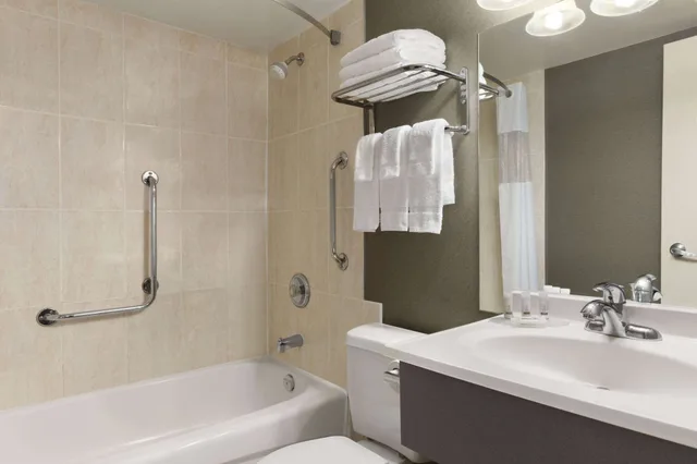 غرفة بسرير كوين، Days Inn by Wyndham Fallsview 3/3