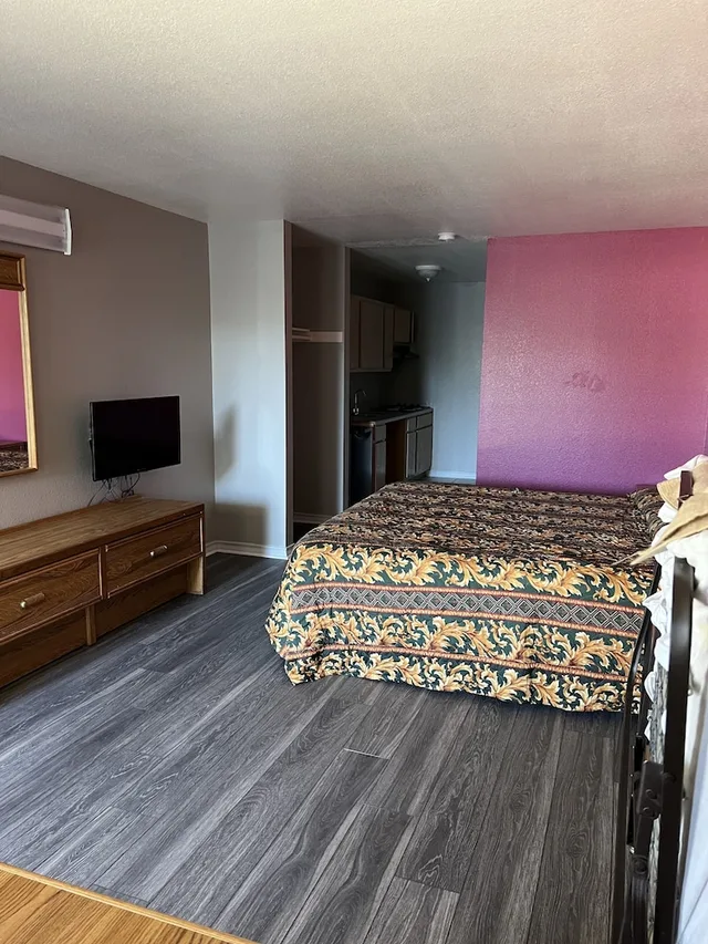 غرفة بسرير كينج، Country Inn Motel 3/5
