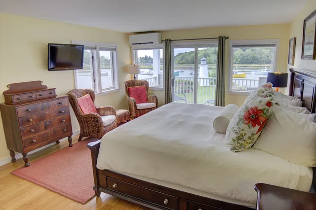 Premium, King Bed, Port Side, Water View, Nonantum Resort 2/4