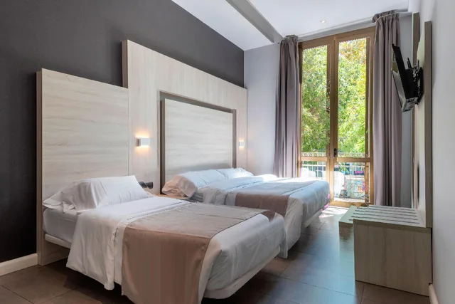 غرفة عائلية ثلاثية بسرير مزدوج وسريرين منفصلين بإطلالة، Hostal Plaza Goya Bcn 1/1
