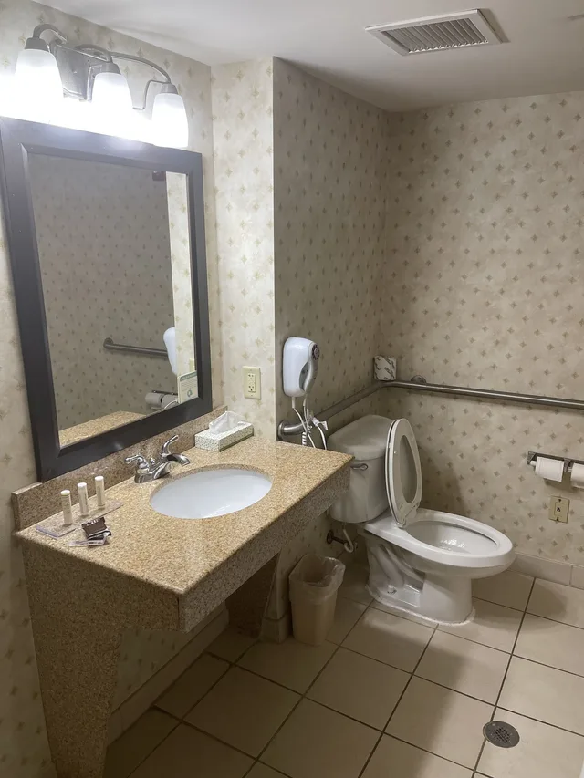 غرفة بسرير كينج لذوي الإعاقة، Wingate by Wyndham Southport 5/7